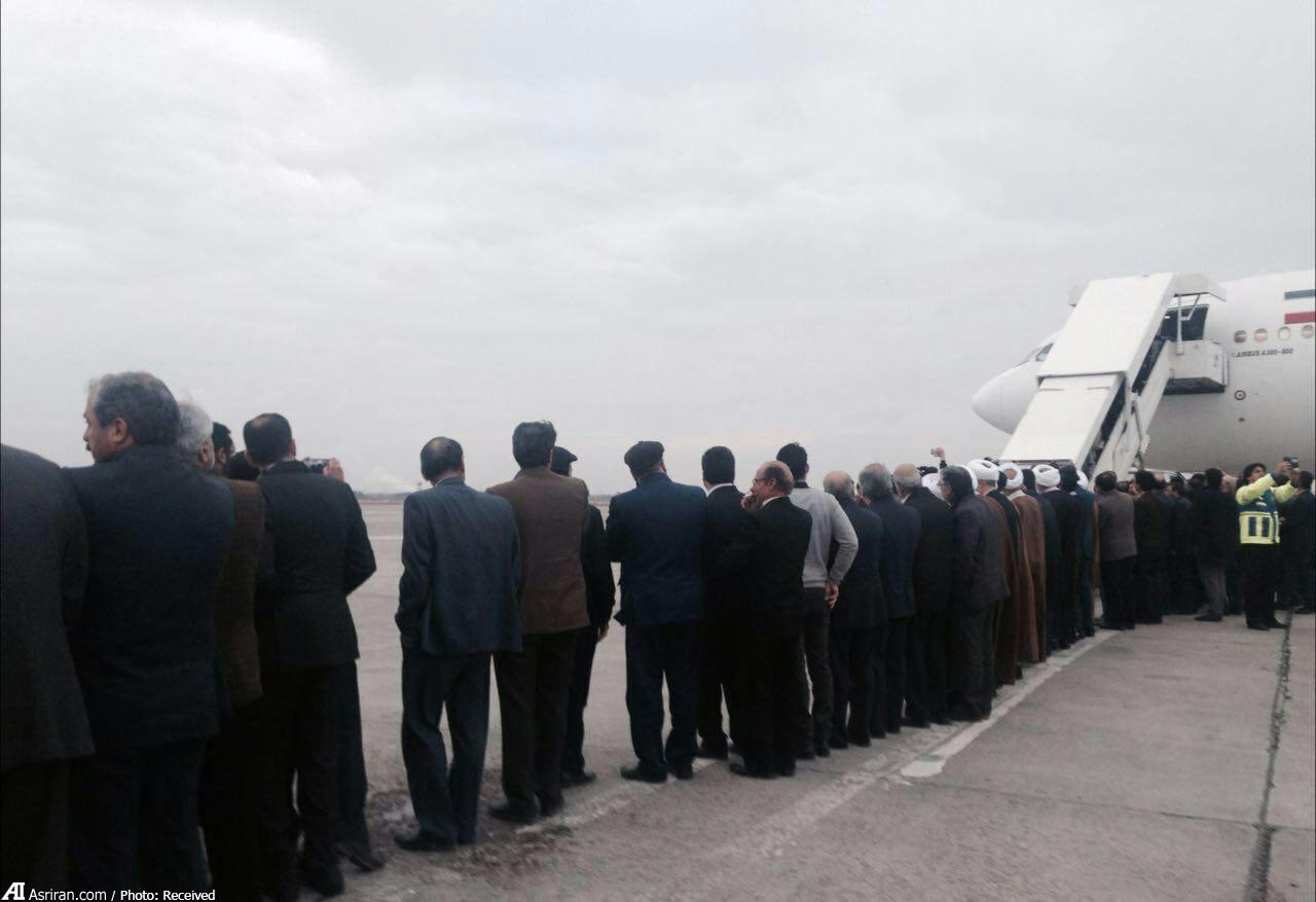 صف طولانی استقبال از آیت‌الله هاشمی در فرودگاه مشهد/عکس