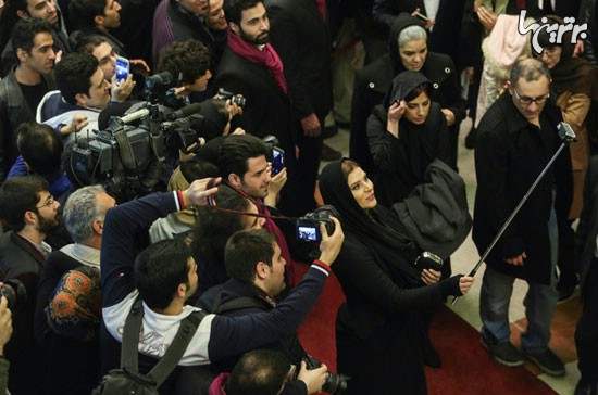 سحر خانم دولتشاهی در حال سلفی گرفتن با عکاسان روی فرش قرمز