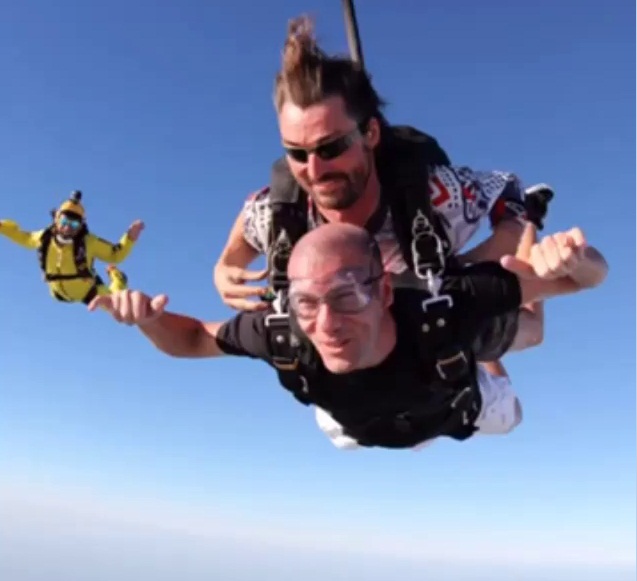 سقوط آزاد فوتبالیست مشهور از هواپیما/ عکس