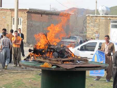 جوان مریوانی قلیان های مغازه خود را آتش زد (+عکس)