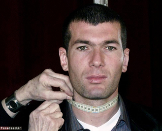 هنرمند اسپانیایی در حال اندازه زدن گردن زیدان برای ساختن مجسمه اسطوره رئال. ژانویه 2002