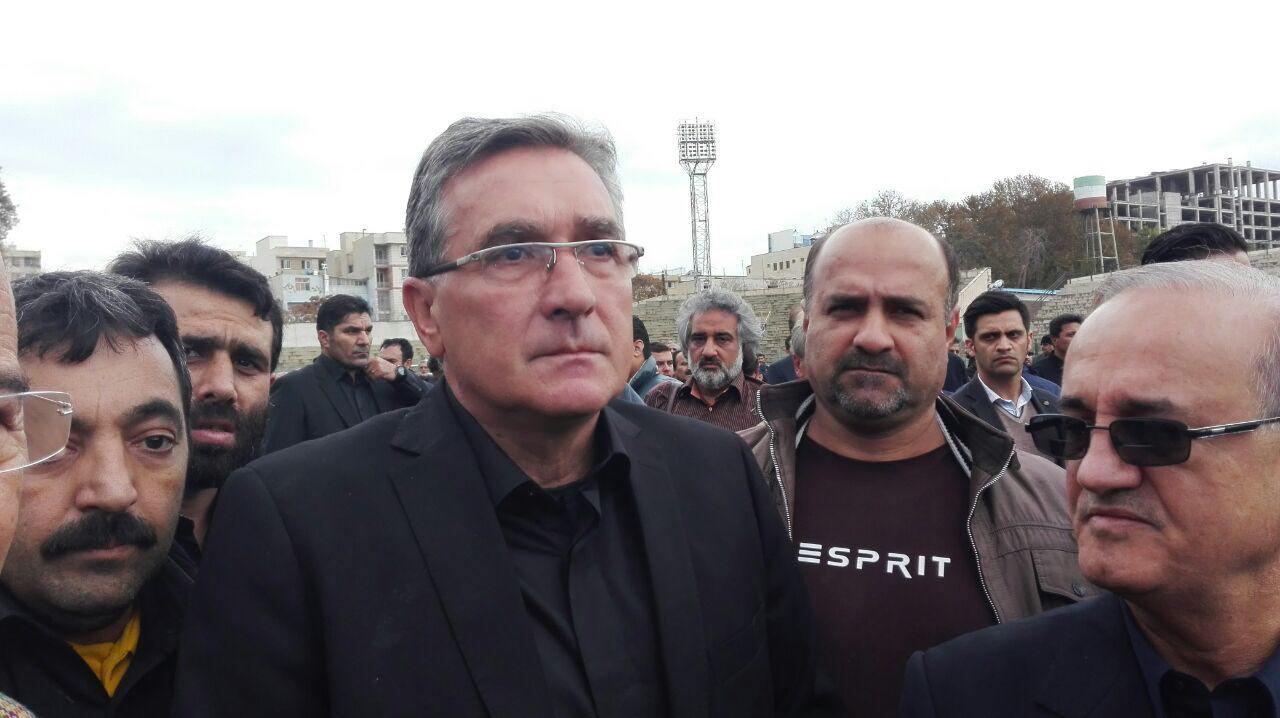 سرمربی پرسپولیس در مراسم تشییع پورحیدری/عکس