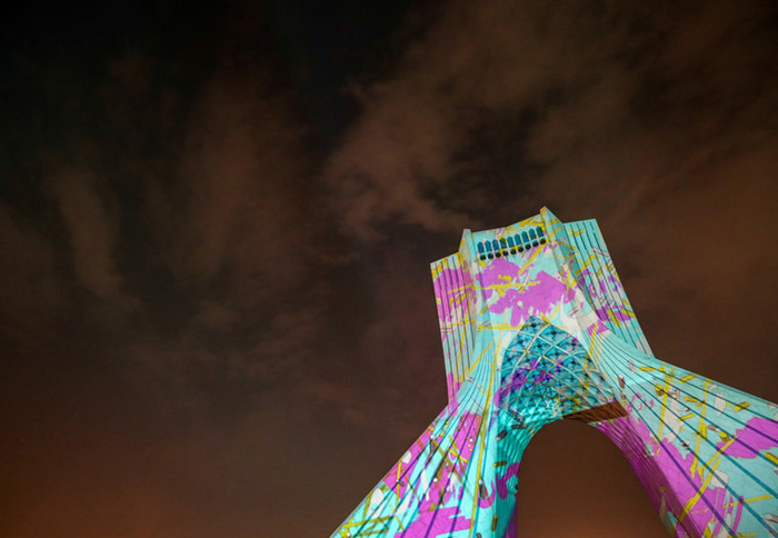 (تصاویر) رقص‌نور هنرمند آلمانی در برج آزادی