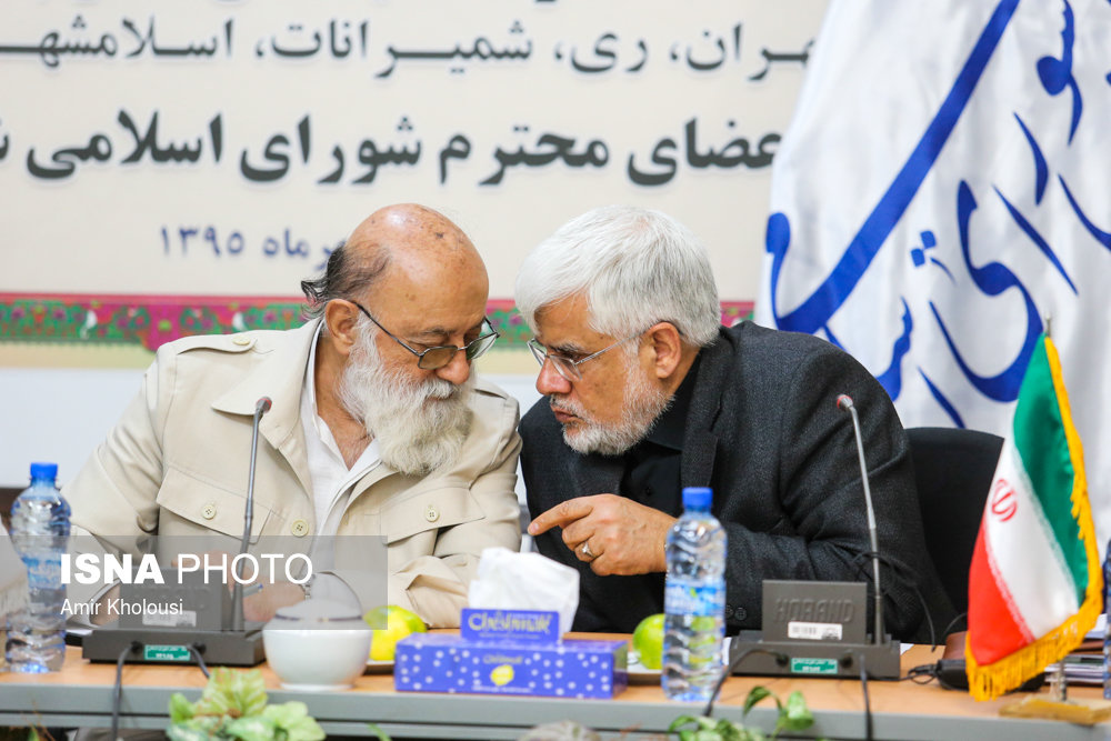 گفتگوی درگوشی عارف و چمران در یک نشست/عکس