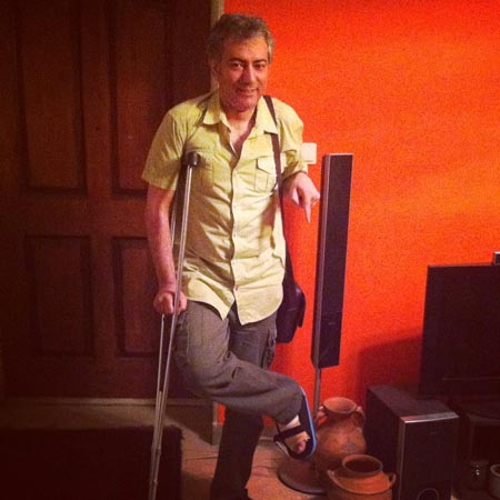 محمدرضا هدایتی با پای شکسته