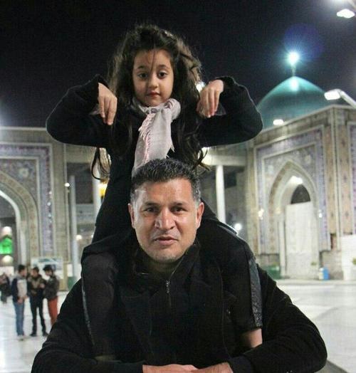 نورا روی دوش علی دایی/عکس