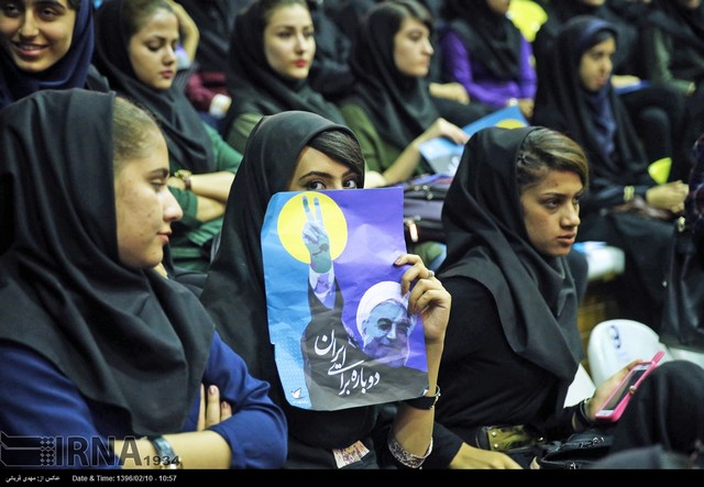 دختران حامی روحانی در بندرعباس/عکس