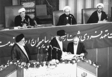 نمایی از انجام مراسم تحلیف آیت الله خامنه ای در دومین دوره ریاست جمهوری