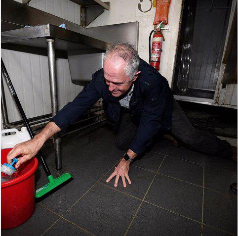 اقدام عجیب نخست وزیر استرالیا در یک رستوران/عکس