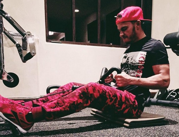 لوییس همیلتون برای فصل جدید فرمول یک آماده می شود + عکس