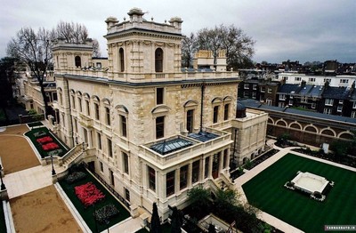 خانه ی Franchuk Villa قیمت 161 میلیون دلار این خانه در لندن قرار گرفته با پنج طبقه سالن سینما و اتاق وحشت و استخر شنای زیرزمینی در آن طراحی شده است. ۱۰ اتاق خواب از جمله امکانات این خانه است.