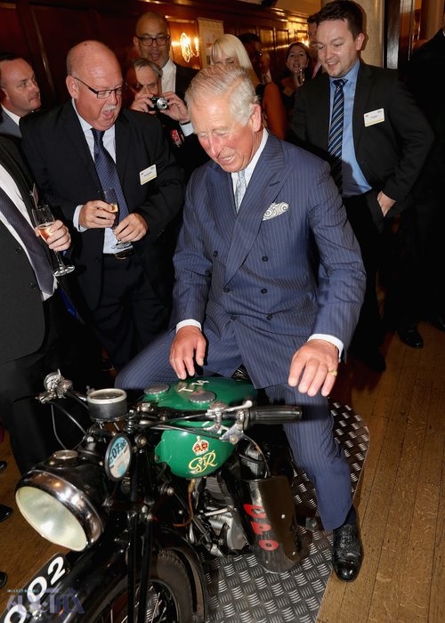 عکس /موتورسواری پرنس چارلز در پانصدمین سالگرد تاسیس اداره پست سلطنتی