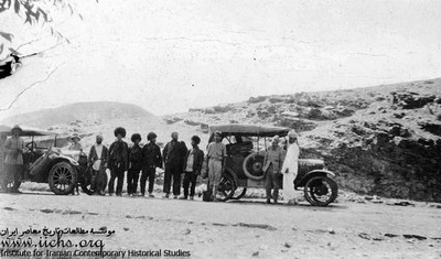 نیروهای موتوریزه انگلیسی با تعدادی از اتومبیلهای اولیه خود در شرق کشور 