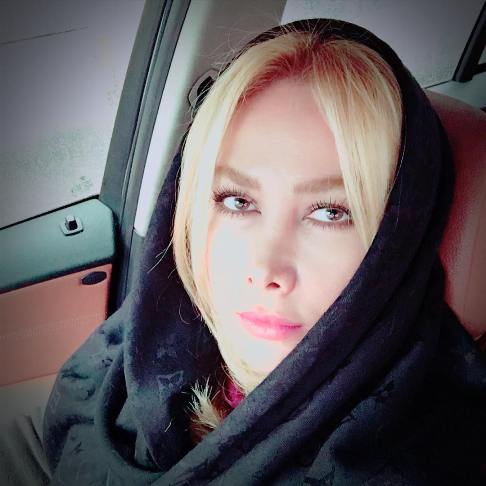 عکس آنا نعمتی در اتومبیل شخصی اش