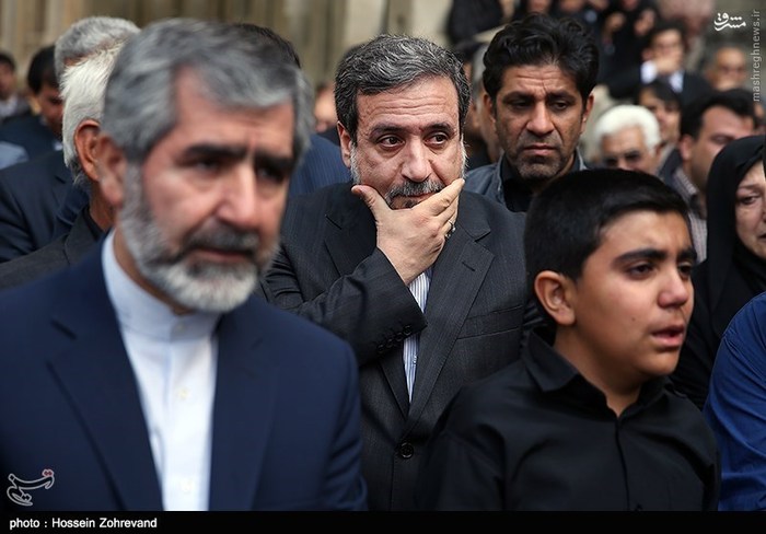 گریه عراقچی برای شهید فاجعه منا/عکس