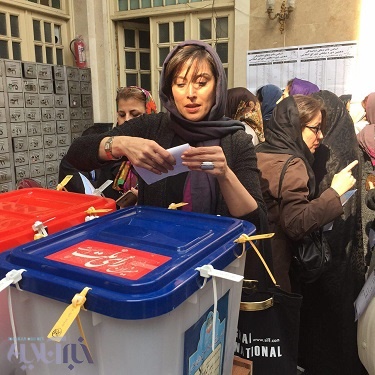 مهتاب کرامتی در حال رای دادن/ عکس