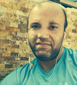 این مرد با وعده کار در 