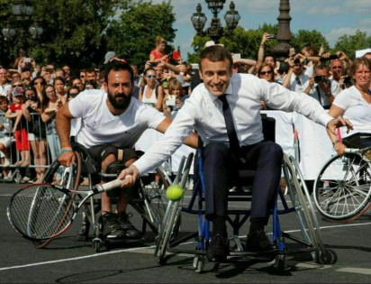 رییس جمهور فرانسه در حال بازی تنیس روی ویلچر/ عکس