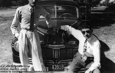 عکس یادگاری اردشیر زاهدی با اتومبیل مرکوری، وی نیز مانند پدرش اتومبیل بازی قهار بود 