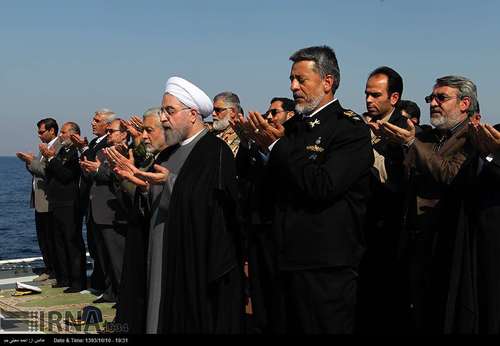 نماز جماعت به امامت روحانی در ناوشکن جماران (عکس)