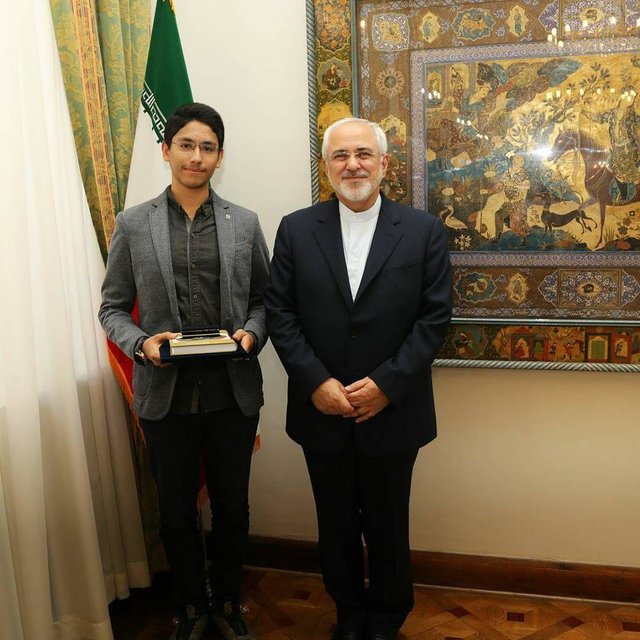 عکس / تقدیر وزیر خارجه از نفر اول آزمون سراسری در رشته علوم انسانی