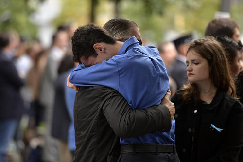 بازماندگان قربانیان حملات 11 سپتامبر به برج های دوقلو در نیویورک دروز جمعه در چهاردهمین سالگرد این حادثه در مراسمی گرد هم آمدند- نیویورک