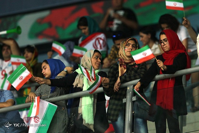 دختران حامی تیم ملی والیبال در ورزشگاه/عکس