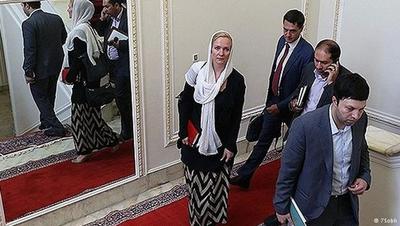 در دومین روز سفر هیئت اروپایی، خانم اسخاکه پوششی متفاوت بر تن کرد. 