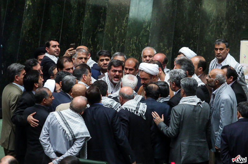 کوچک زاده به ظریف: در منطقه گند زدید! رهبری دستور دادند مذاکرات متوقف شود! من از طرف ایشان می گویم!/ ظریف: رهبری کلامشان «قاطع» است و نیاز به سخنگو ندارند + تصاویر