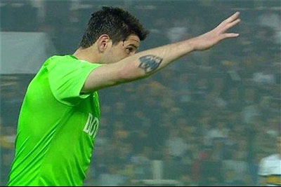 پرتاب سنگ دروازه بان را به خون کشید+ عکس