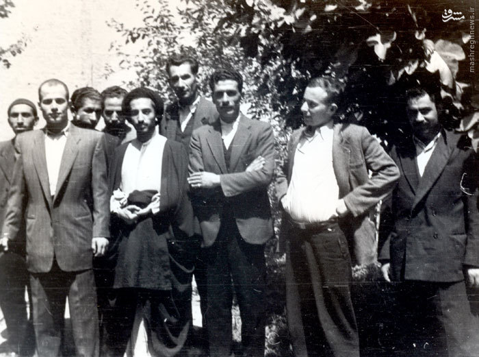 شهید سید حسین امامی در کنار شهید سید مجتبی نواب صفوی و برخی دوستانش در منزل آیت الله کاشانی 