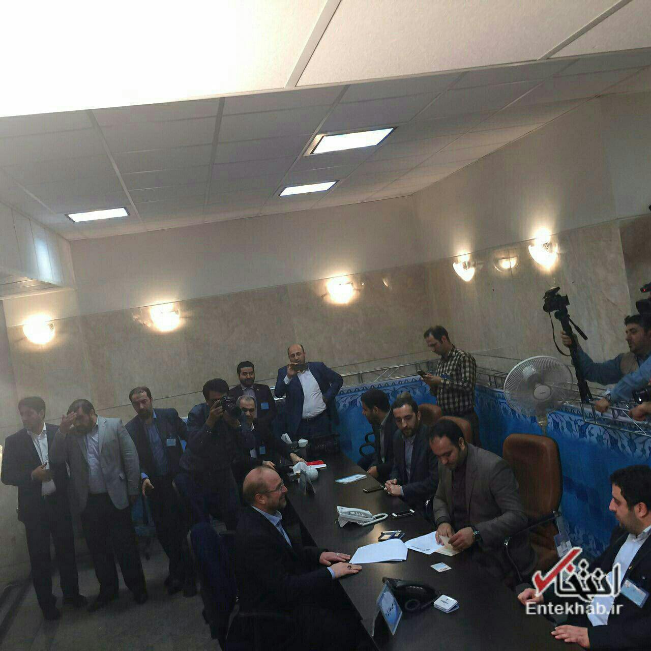 لحظه ثبت نام قالیباف در انتخابات ریاست جمهوری/عکس