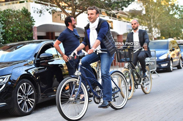 تیپ متفاوت رئیس جمهور جوان فرانسه هنگام دوچرخه سواری/عکس