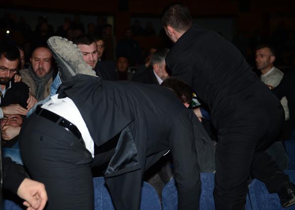 کتک کاری در مراسم سخنرانی احمدی نژاد در ترکیه (+عکس)