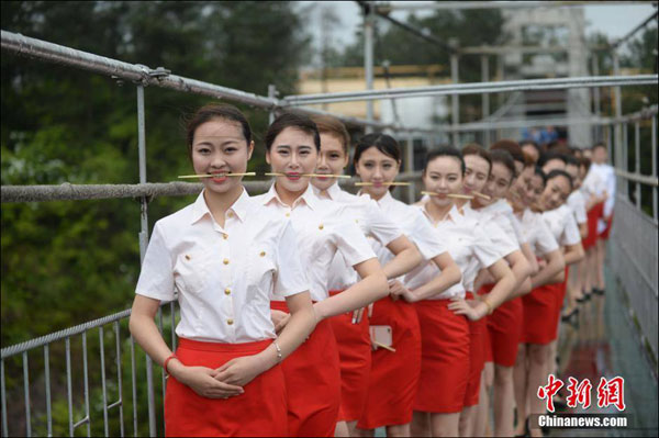 (تصویر) آموزش دختران مهماندار روی پل شیشه ای