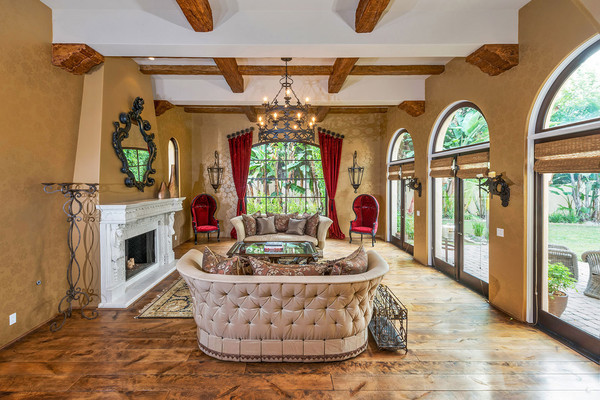 اتاق نشیمن رسمی این خانه، پر نورترین قسمت خانه محسوب می شود که با مبلمان بافت دار و دیوارهایی که درهای فرانسوی در آنها کار شده، مزین گشته است.