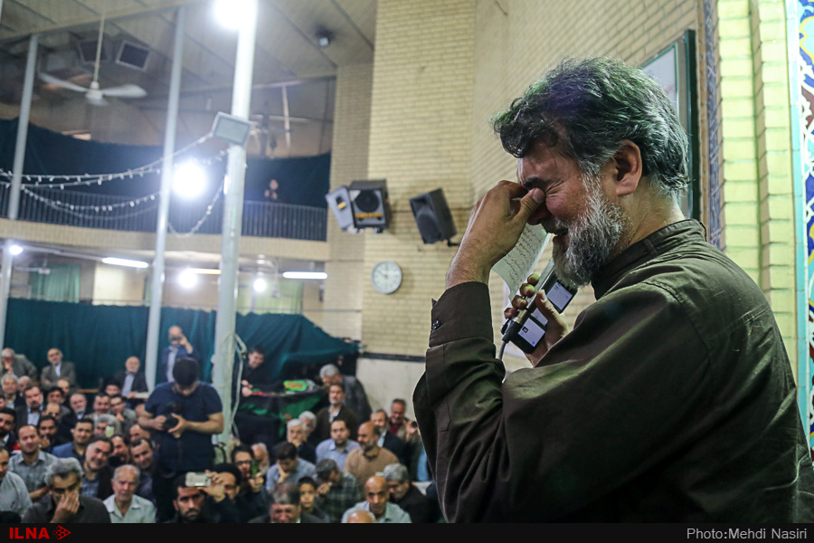 گریه های مجری معروف در مراسم تشییع سیدمهدی طباطبایی/عکس