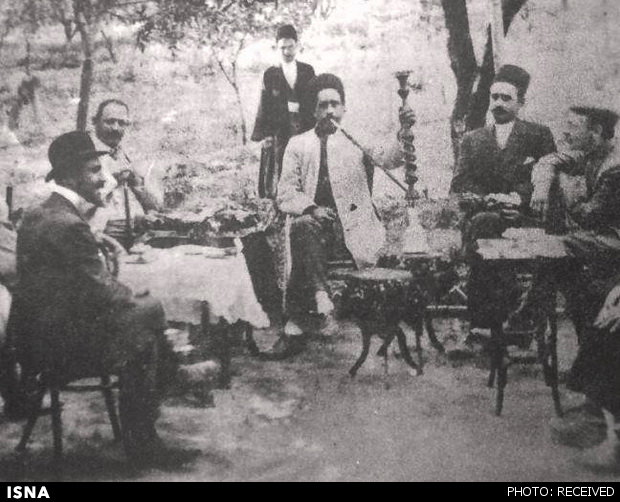 ستارخان در حال کشیدن قلیان/ عکس