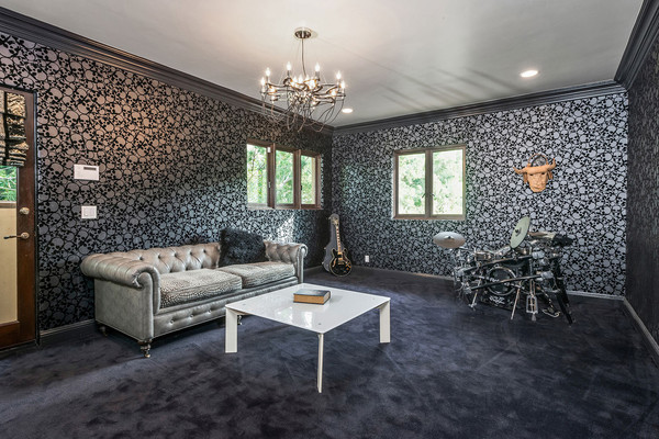 اتاق تمرین درام که با کاغذدیواری هایی با طرح شلوغ تزئین شده است.