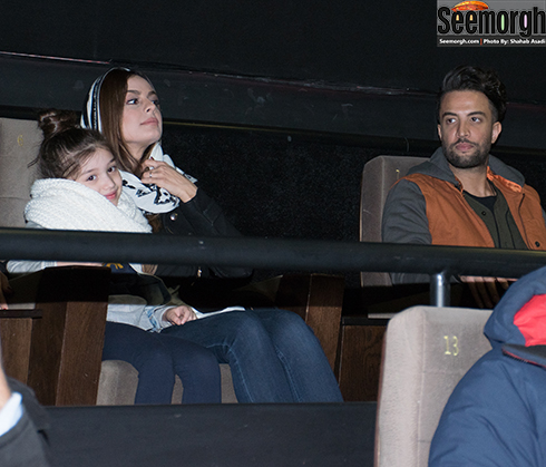 بنیامین و شایلی و بارانا درحال تماشای فیلم سلام بمبئی