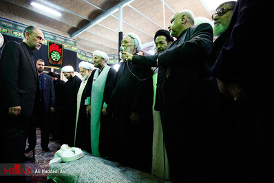 اقامه نماز میت توسط آیت الله موحدی کرمانی