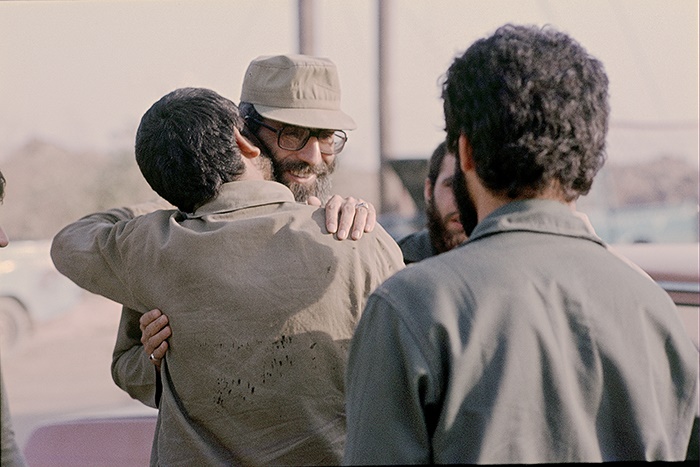 تصویر کمتر دیده شده از مقام معظم رهبری در خط مقدم جبهه/ عکس