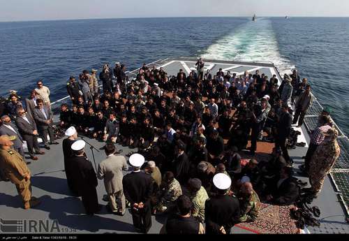 نماز جماعت به امامت روحانی در ناوشکن جماران (عکس)