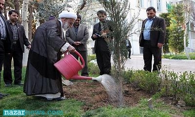 جنتی در حال درختکاری