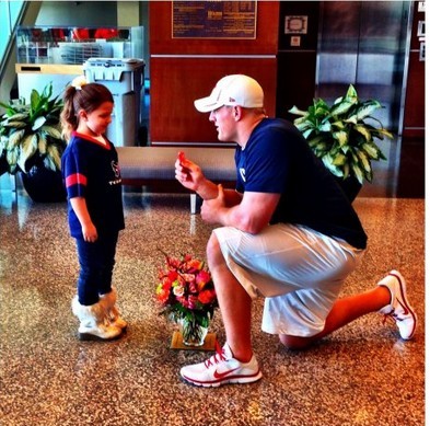 بازیکن سرشناس با پیشنهاد ازدواجش دختر هوادار را سورپرایز کرد +تصاویر