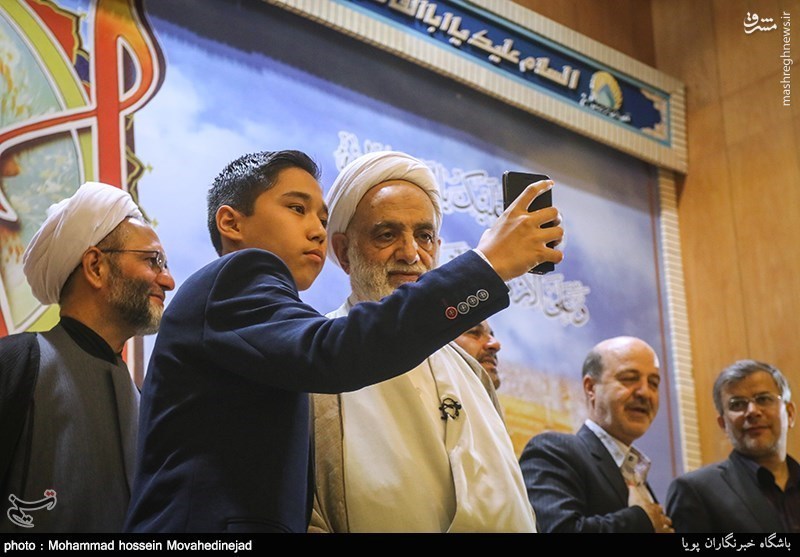 سلفی با حاج آقا قرائتی!/عکس