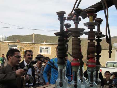 جوان مریوانی قلیان های مغازه خود را آتش زد (+عکس)