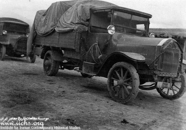 دو دستگاه کامیون لاری که در ابتدای دوره رضاشاه به عنوان ماشین باری و مسافربری با اعمال شاقه استفاده می‌شد.
