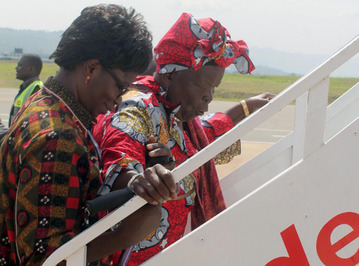 سارا اوباما مادربزرگ اوباما در حال عزیمت به نایروبی