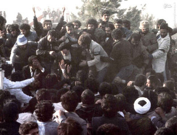  امام خمینی پس از انجام سخنرانی خود در بهشت زهرای تهران 